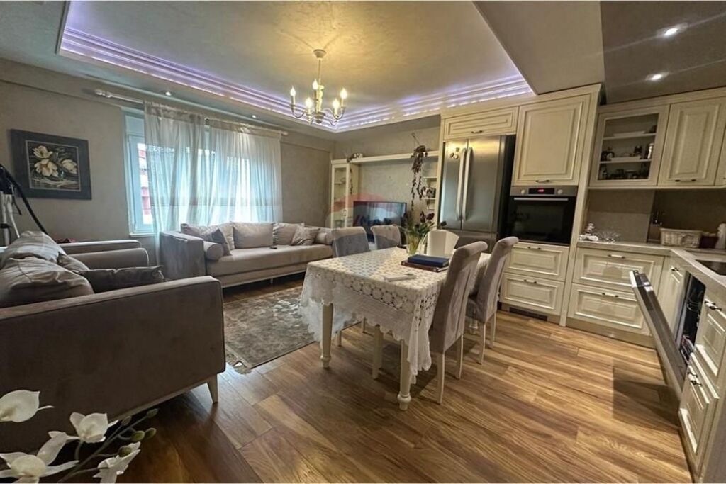 Shitet Apartament 2+1 në Qendër të Tiranës
