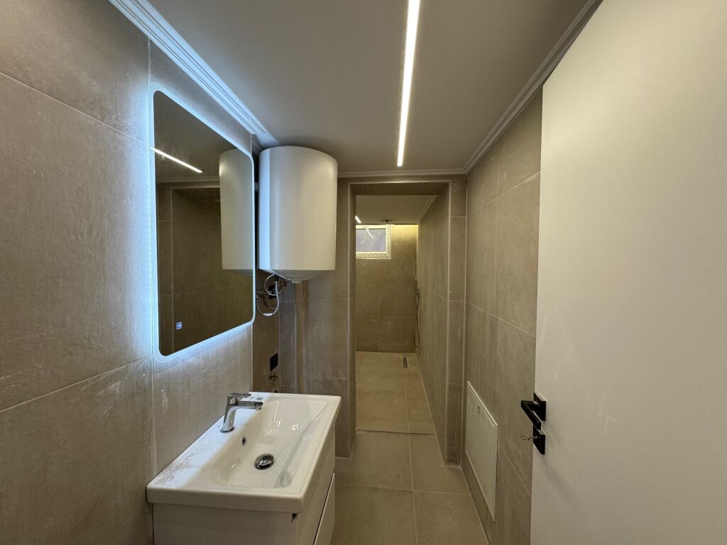 LOCALE COMMERCIALE IN AFFITTO – BLLOK, Vesa Center