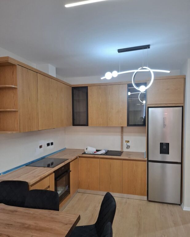 Jepet me qera Apartamenti 1+1 , rruga Petrela Stacioni i Trenit 700 Mije leke