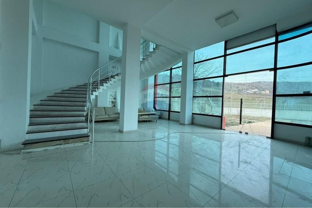 Magazinë / Kapanon me qira – Vaqarr, Tiranë