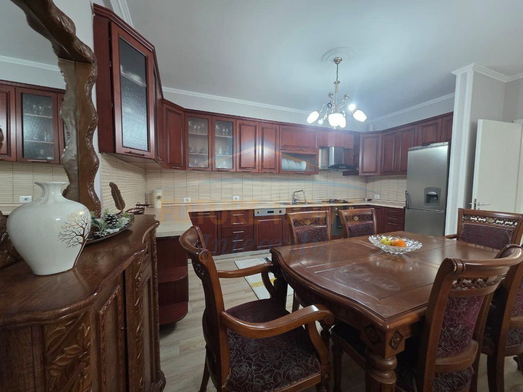 Qera, Apartament 2+1+2, Ish Tregu Elektrik, Tiranë.