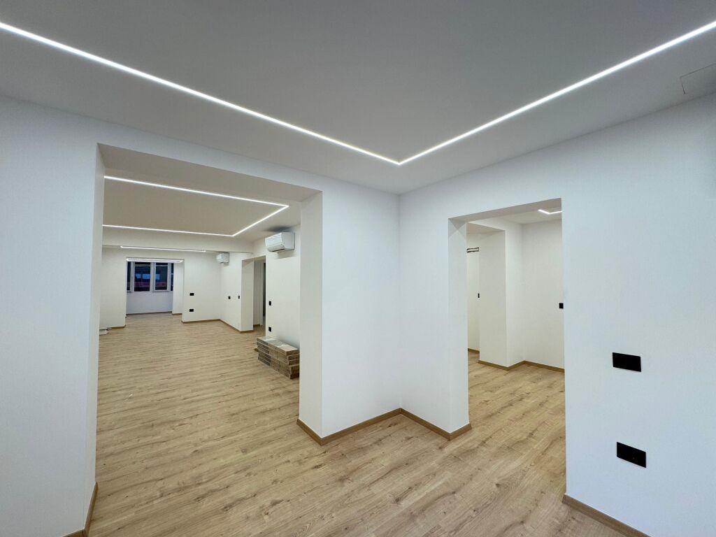 LOCALE COMMERCIALE IN AFFITTO – BLLOK, Vesa Center