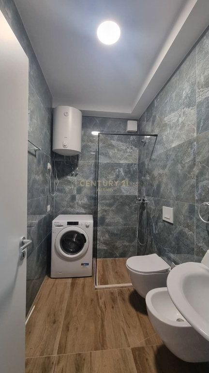 Appartamento 1+1 con posto auto in affitto nella zona di Zogu i Zi, Tirana.