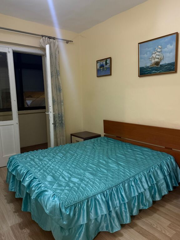 Apartament me qera 1+1+ballkon tek rruga e barrikadave , 5 minuta nga qendra.