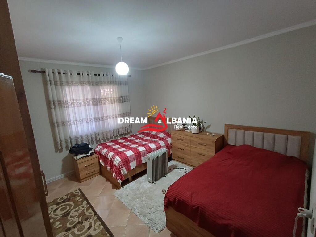 Casa privata in vendita in via “Jordan Misja” vicino ai binari del treno a Tirana (ID 4141041)