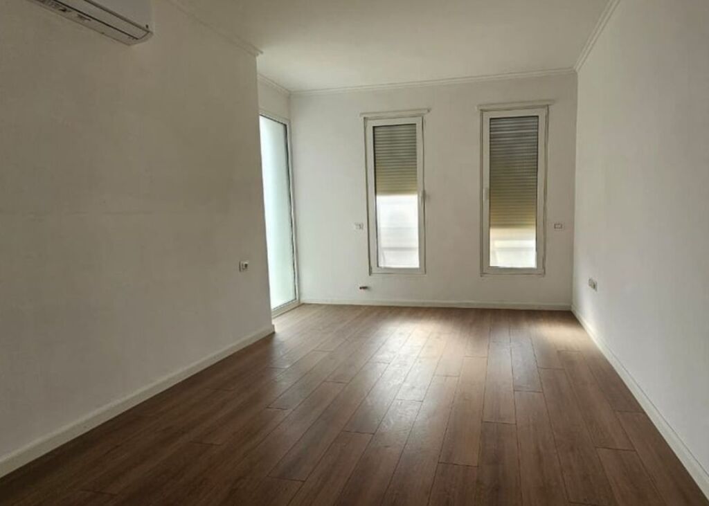 Shitet apartament super 3+1+2