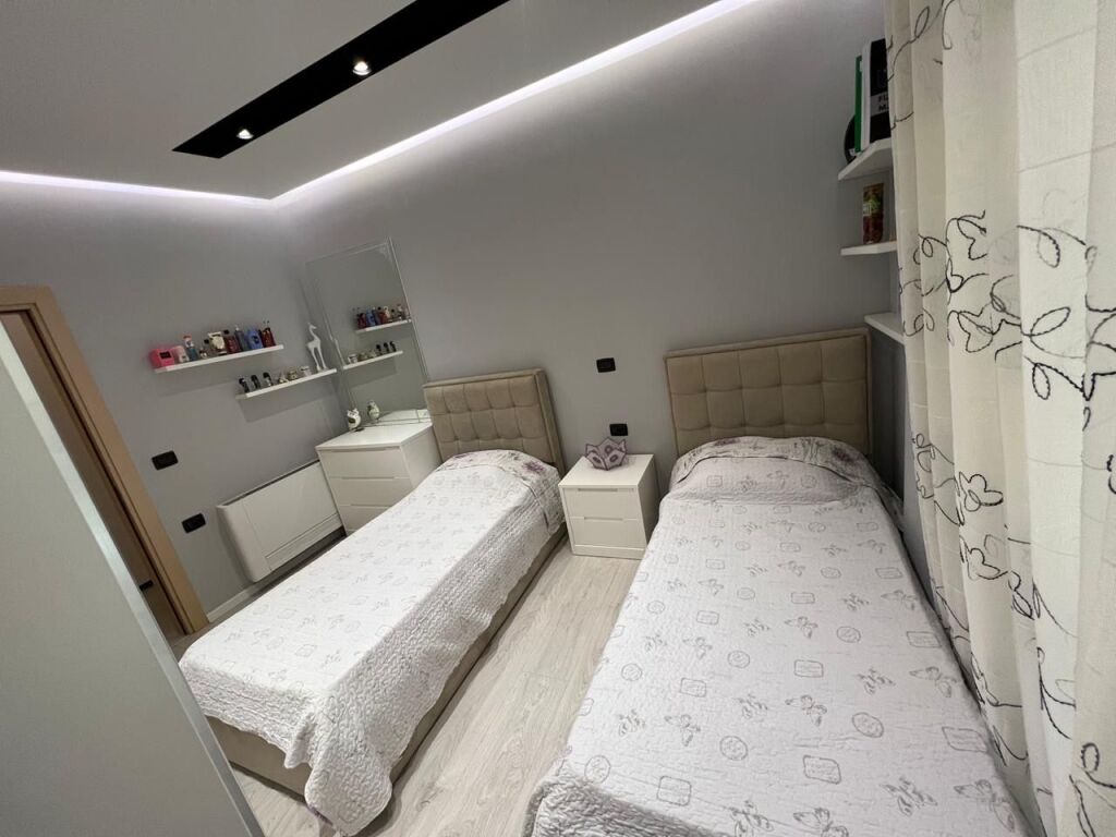 2+1,i mobiluar liqeni i thate,800 euro ofrohet dhe parkim me cmim ekstra