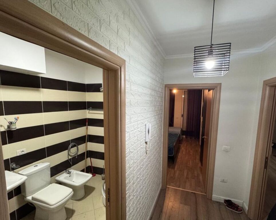 Shitet apartament 1+1