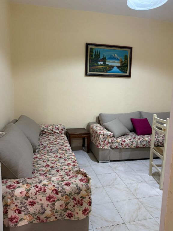 Apartament me qera 1+1+ballkon tek rruga e barrikadave , 5 minuta nga qendra.