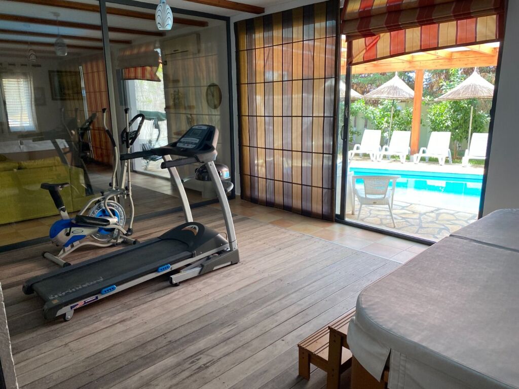 Shitet Hotel 3 katesh Ne Shkallnur Durres