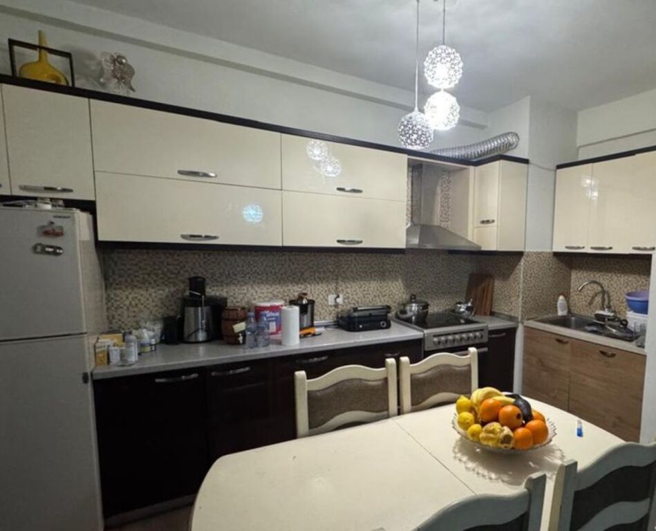 Shitet apartament 1+1