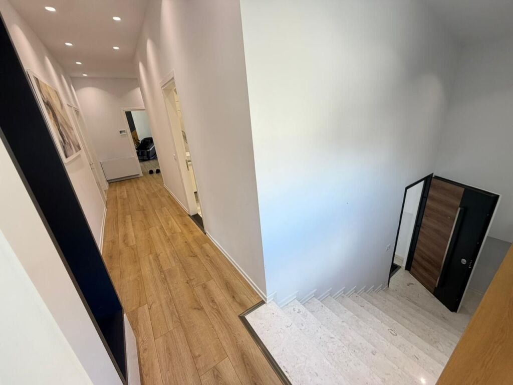 🏡 In affitto 3+1+2 – Attico con 3 posti auto 📍 Secret Garden Residence, TEG – Tirana  🏢 3° piano (ultimo piano – Attico) 📐 200 m² 🛏 3 camere da letto 🛁 2 bagni 🌿 2 balconi 🚗 3 posti auto inclusi nel prezzo  Appartamento moderno, con spazi ampi, luce naturale per tutto il giorno e assoluta tranquillità. Residenza d'élite con standard di costruzione elevati, ideale per famiglie che cercano comfort e privacy vicino a TEG.  💶 1.500 € / mese (inclusi 3 posti auto)