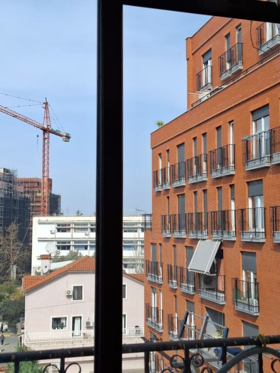 IN VENDITA; Appartamento 2+1 / 105 m2 ( 📍21 Dhjetori / All'inizio di via Frosina Plaku ) ✨️ investito 7 mesi fa (venduto come in foto) 265.000€ 🔥