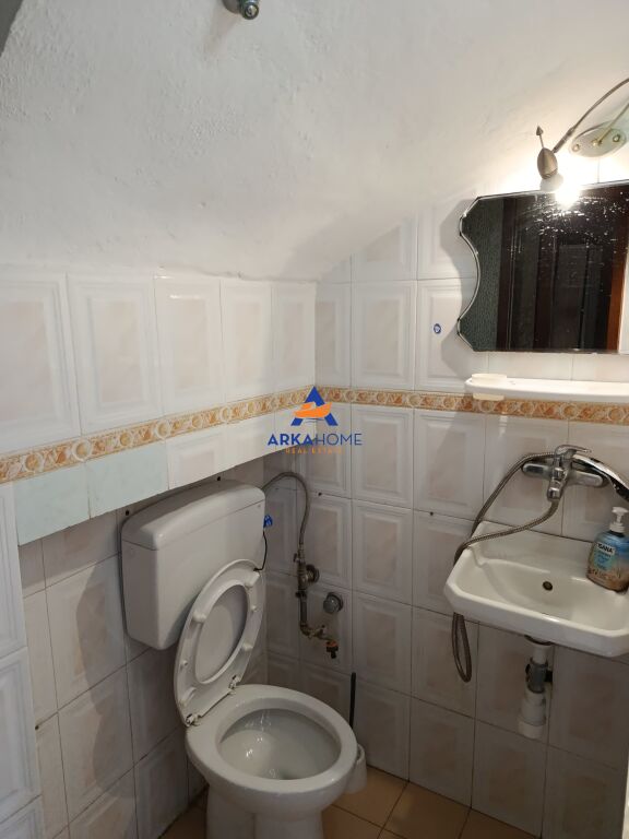 JEPET SHTEPI PRIVATE ME QERA 220M2 "RRUGA ARKITETKT SINANI" 2200 EURO ( I DISKUTUESHEM)
