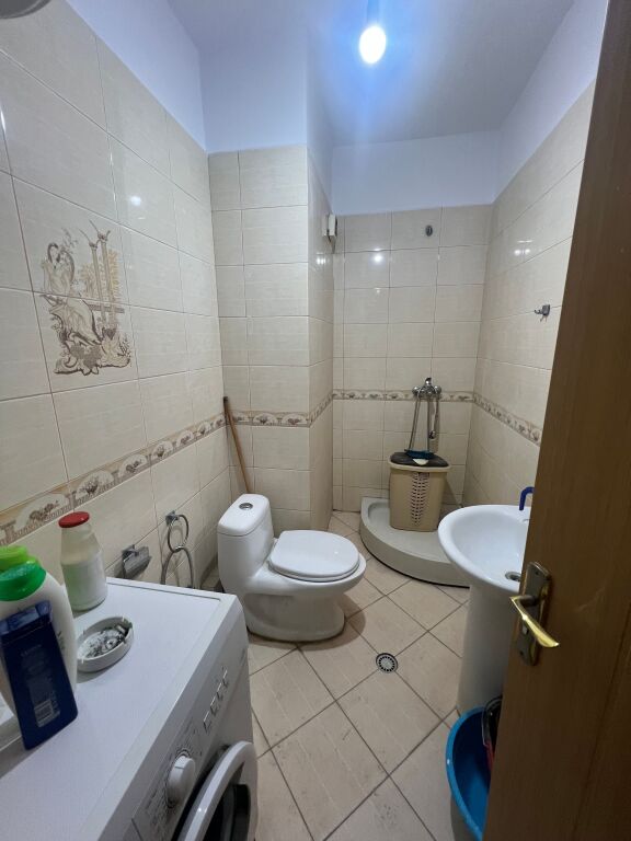 1+1 Me Qera, Astir, Vila L
