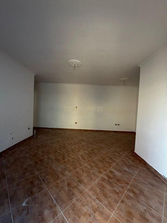 FOR SALE APARTMENT 2+1 – NEAR Hotel Florida, DURRËS BEACH  📍 Very good location, just a few steps from the sea 🏢 Year of construction: 2011 🏬 Floor: 5 📐 Net area: 69.80 m² 📄 With property certificate  💶 Price: 155,000€ (negotiable)