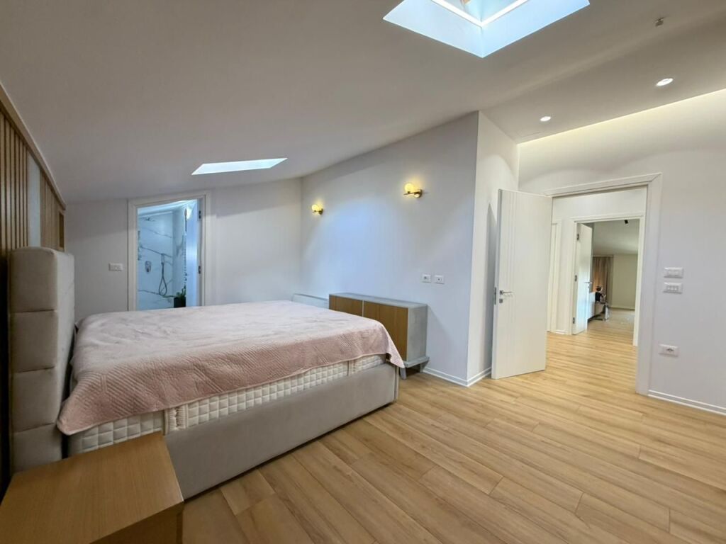 🏡 In affitto 3+1+2 – Attico con 3 posti auto 📍 Secret Garden Residence, TEG – Tirana  🏢 3° piano (ultimo piano – Attico) 📐 200 m² 🛏 3 camere da letto 🛁 2 bagni 🌿 2 balconi 🚗 3 posti auto inclusi nel prezzo  Appartamento moderno, con spazi ampi, luce naturale per tutto il giorno e assoluta tranquillità. Residenza d'élite con standard di costruzione elevati, ideale per famiglie che cercano comfort e privacy vicino a TEG.  💶 1.500 € / mese (inclusi 3 posti auto)