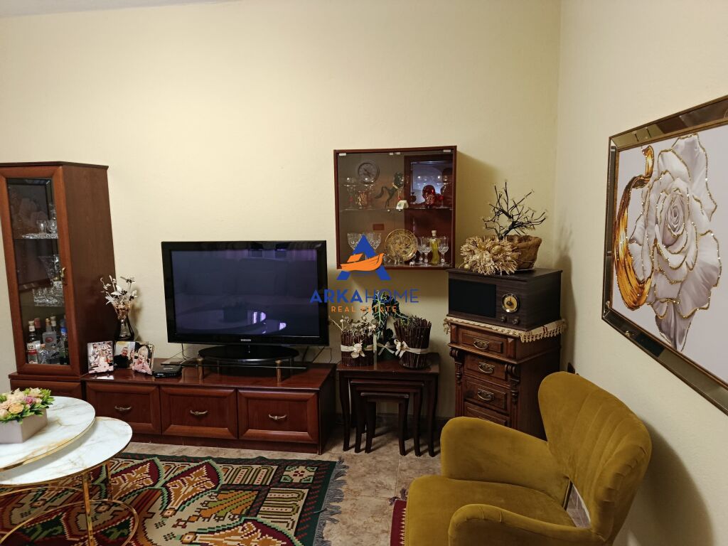 JEPET SHTEPI PRIVATE ME QERA 220M2 "RRUGA ARKITETKT SINANI" 2200 EURO ( I DISKUTUESHEM)
