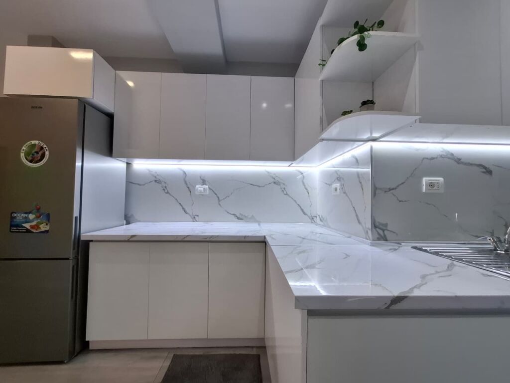 IN VENDITA; Appartamento 2+1 / 105 m2 ( 📍21 Dhjetori / All'inizio di via Frosina Plaku ) ✨️ investito 7 mesi fa (venduto come in foto) 265.000€ 🔥