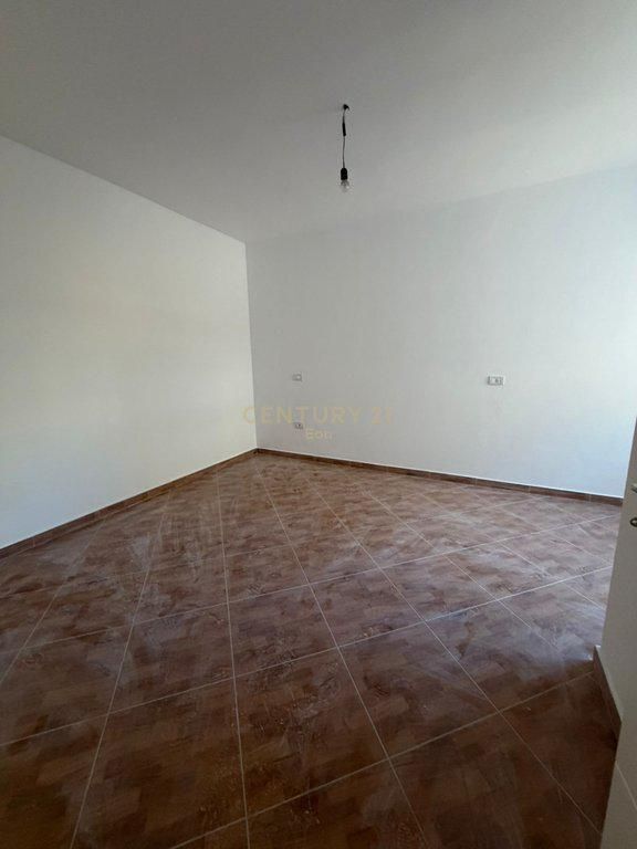 FOR SALE APARTMENT 2+1 – NEAR Hotel Florida, DURRËS BEACH  📍 Very good location, just a few steps from the sea 🏢 Year of construction: 2011 🏬 Floor: 5 📐 Net area: 69.80 m² 📄 With property certificate  💶 Price: 155,000€ (negotiable)