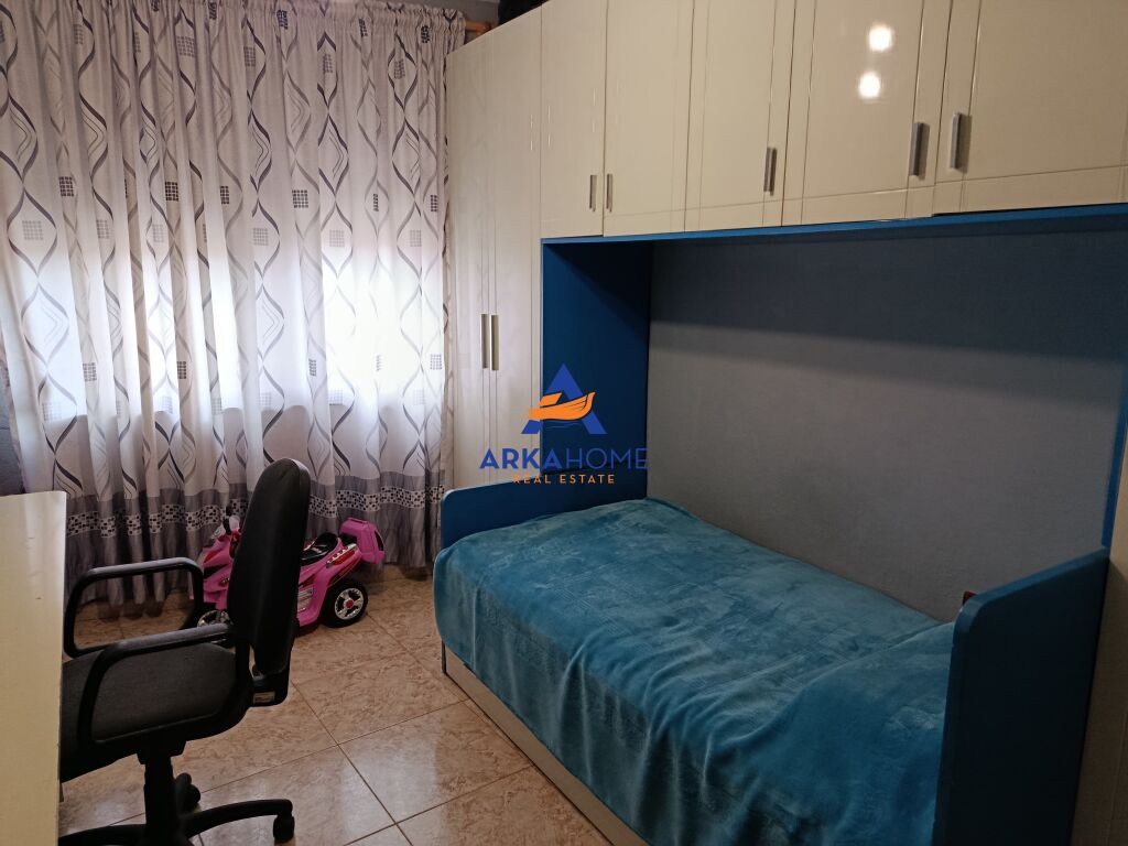 JEPET SHTEPI PRIVATE ME QERA 220M2 "RRUGA ARKITETKT SINANI" 2200 EURO ( I DISKUTUESHEM)
