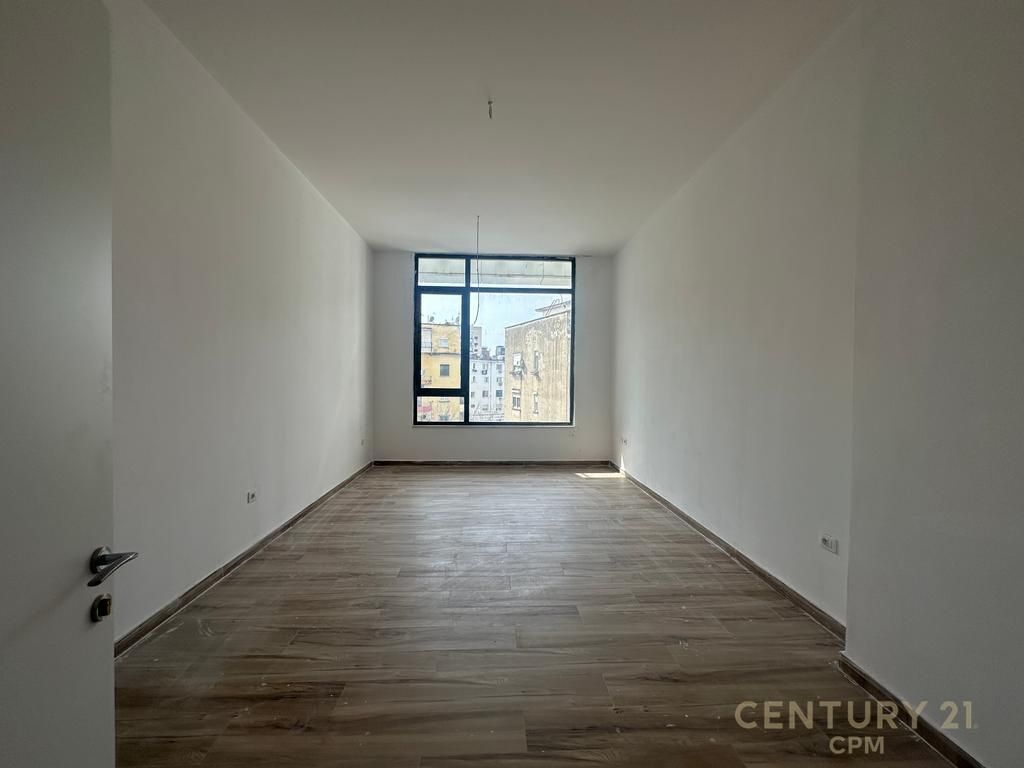 JEPET ZYRE ME QERA TEK DONIKA CENTER
