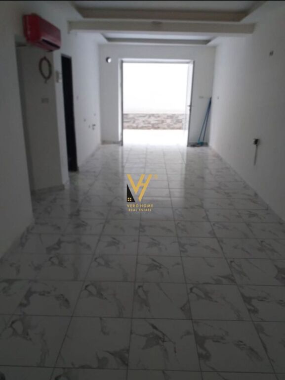 JEPET MAGAZINE 60 M2 ME QERA TE RRUGA E DIBRES 40.000 LEKE
