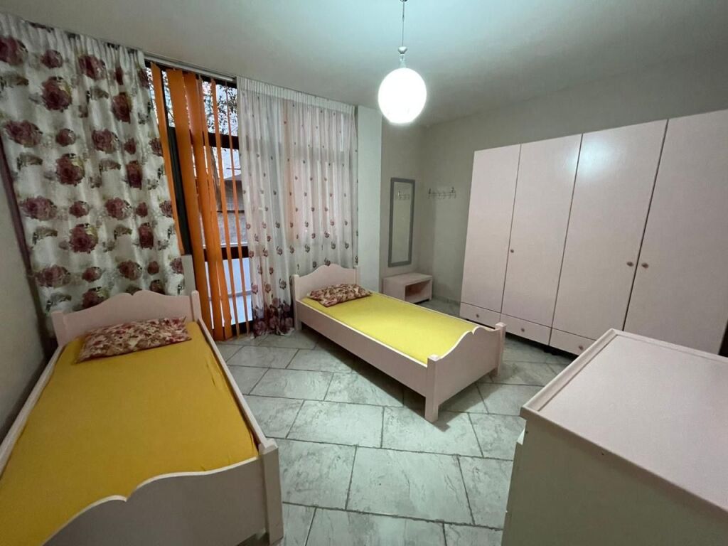 2+1, arredato in via Qemal Stafa, 600 euro, con 2 posti auto