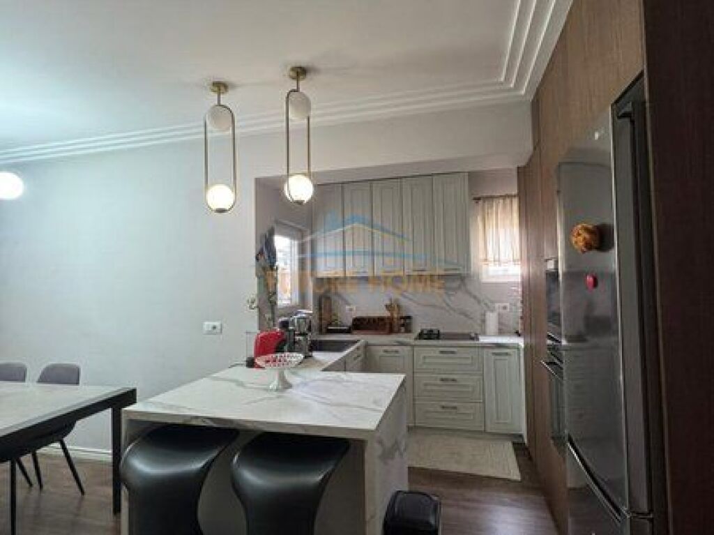 Shitet,Apartament 3+1+2, 21 Dhjetori,Tiranë