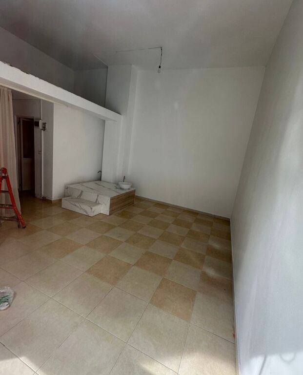 Jepet me qira ambient komercial në Astir