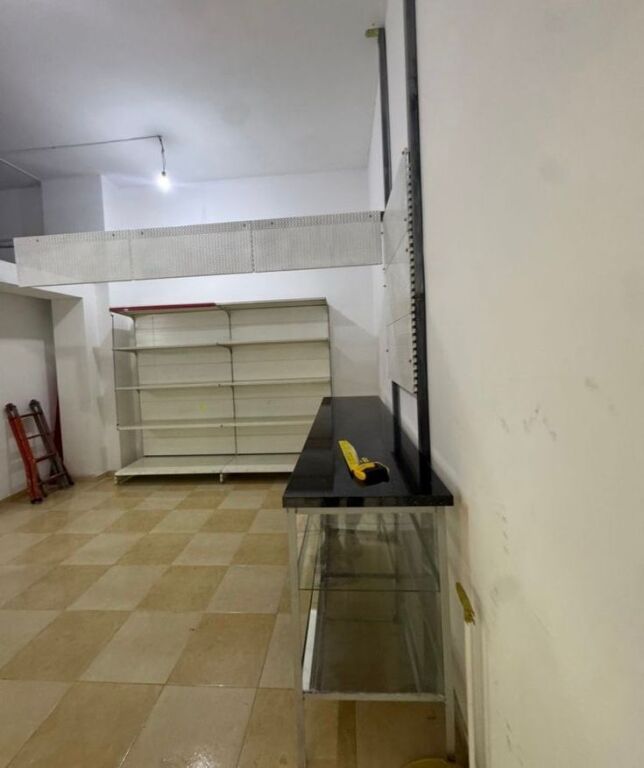 Jepet me qira ambient komercial në Astir