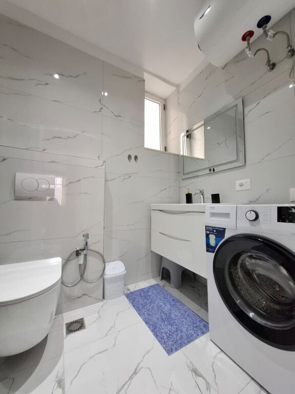 IN VENDITA; Appartamento 2+1 / 105 m2 ( 📍21 Dhjetori / All'inizio di via Frosina Plaku ) ✨️ investito 7 mesi fa (venduto come in foto) 265.000€ 🔥