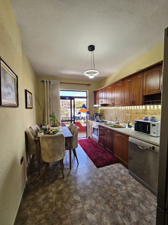 JEPET SHTEPI PRIVATE ME QERA 220M2 "RRUGA ARKITETKT SINANI" 2200 EURO ( I DISKUTUESHEM)
