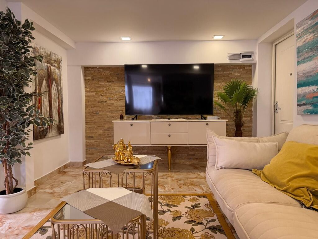 Duplex 3+1 – View of the Pool on Mount Robi