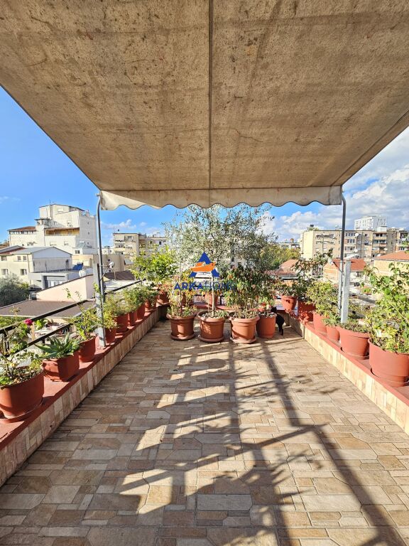 JEPET SHTEPI PRIVATE ME QERA 220M2 "RRUGA ARKITETKT SINANI" 2200 EURO ( I DISKUTUESHEM)
