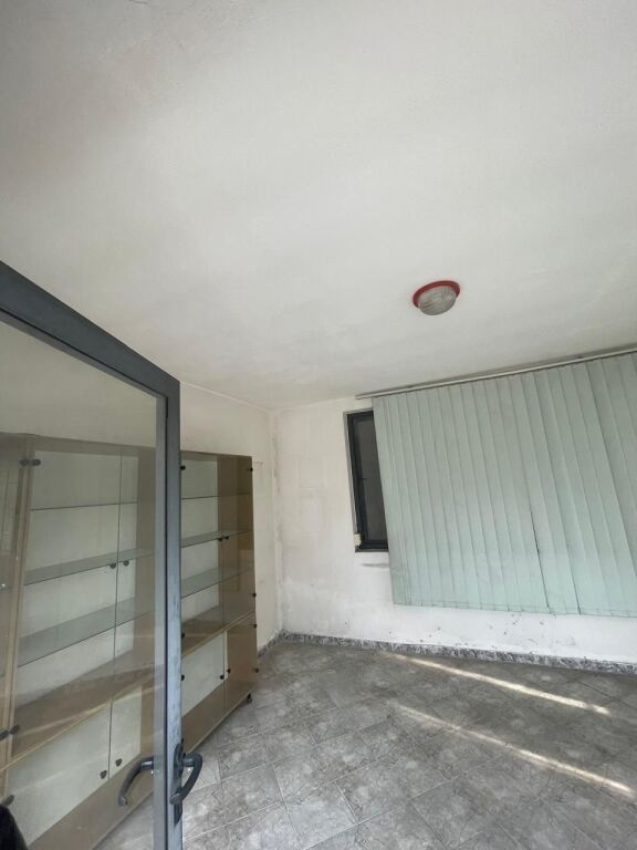 KAPANON ME QERA 560 M2 AUTOSTRADA TIRANE-DURRES 3.900 EURO
