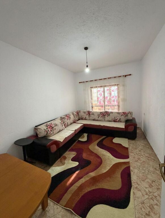 🏠 IN AFFITTO – APPARTAMENTO 3+1  • Superficie: 110 m2 completamente arredato 🛋️  • Piano: 5, palazzo senza ascensore   • Prezzo: 500 €  • , vicino all'Ospedale Militare