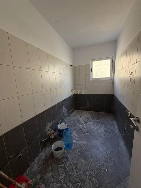 FOR SALE APARTMENT 2+1 – NEAR Hotel Florida, DURRËS BEACH  📍 Very good location, just a few steps from the sea 🏢 Year of construction: 2011 🏬 Floor: 5 📐 Net area: 69.80 m² 📄 With property certificate  💶 Price: 155,000€ (negotiable)