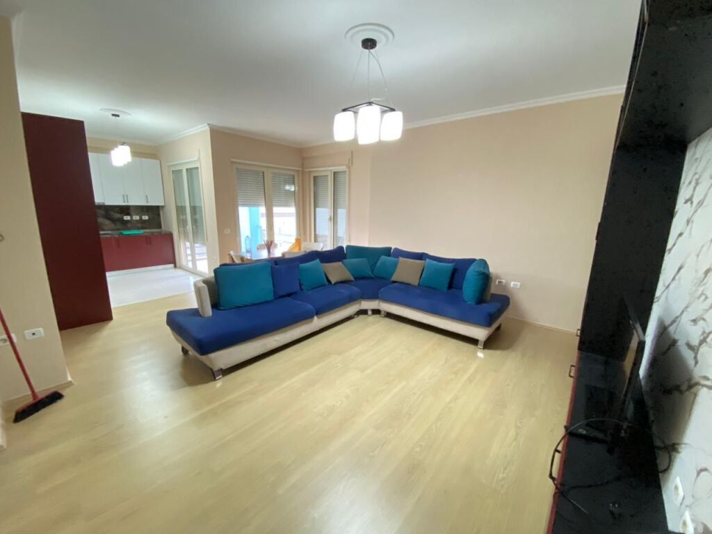 🏡 For rent 2+1   📍 Hamdi Sina Street, near the Dry Lake 🌿  📐 136 m² | 🛁 2 bathrooms | 🌅 2 balconies 🏢 3rd floor | 🪑 New modern furniture ❄️🔥 Heating–cooling system | 🌳 Lake view  💶 70,000 lek/month (net)