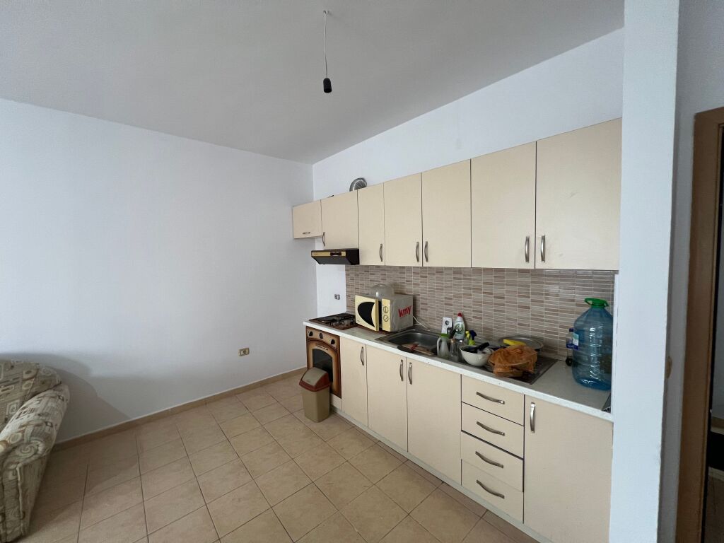 1+1 Me Qera, Astir, Vila L