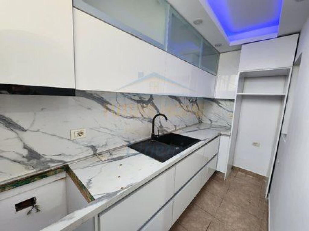 Shitet, Apartament 2+1, Rruga e Kavajës, Tiranë
