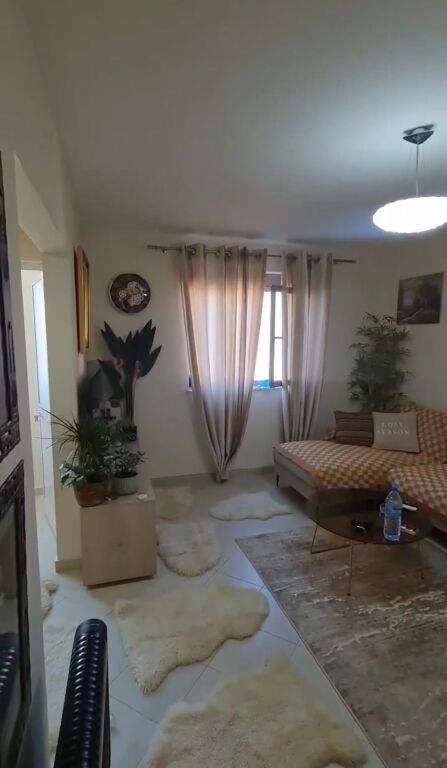 Shitet apartament 1+1 i mobiluar tek Oxhaku
