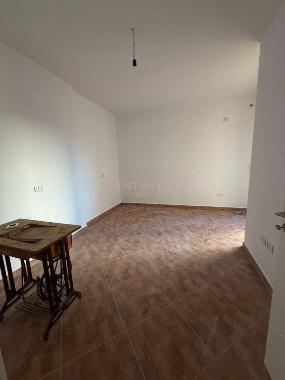 FOR SALE APARTMENT 2+1 – NEAR Hotel Florida, DURRËS BEACH  📍 Very good location, just a few steps from the sea 🏢 Year of construction: 2011 🏬 Floor: 5 📐 Net area: 69.80 m² 📄 With property certificate  💶 Price: 155,000€ (negotiable)