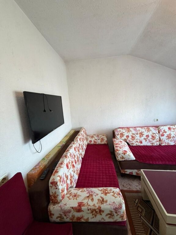 🏠 IN AFFITTO – APPARTAMENTO 3+1  • Superficie: 110 m2 completamente arredato 🛋️  • Piano: 5, palazzo senza ascensore   • Prezzo: 500 €  • , vicino all'Ospedale Militare