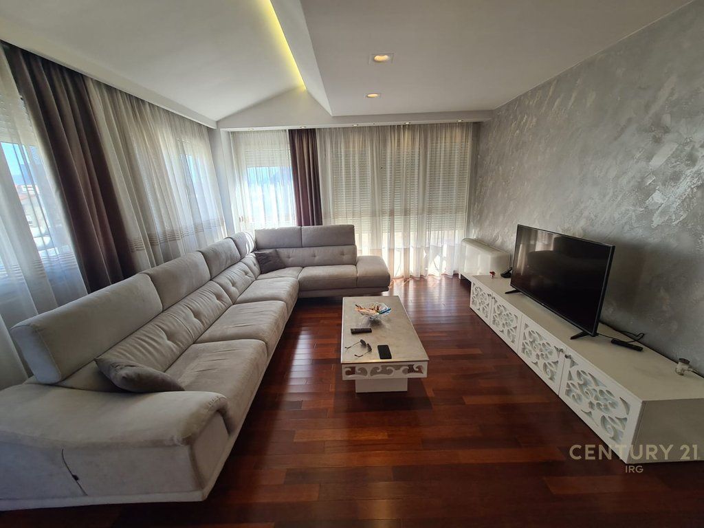 APARTAMENT 2+1+2 TEK RRUGE E KAVAJES!