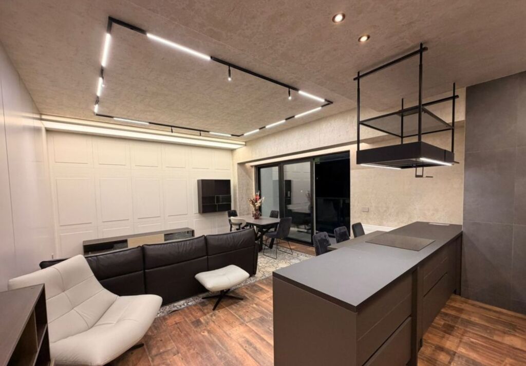 Shitet apartament 2+1+2