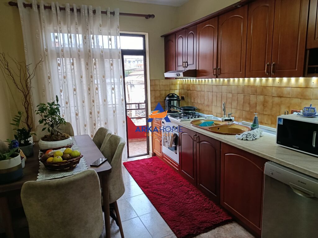 JEPET SHTEPI PRIVATE ME QERA 220M2 "RRUGA ARKITETKT SINANI" 2200 EURO ( I DISKUTUESHEM)
