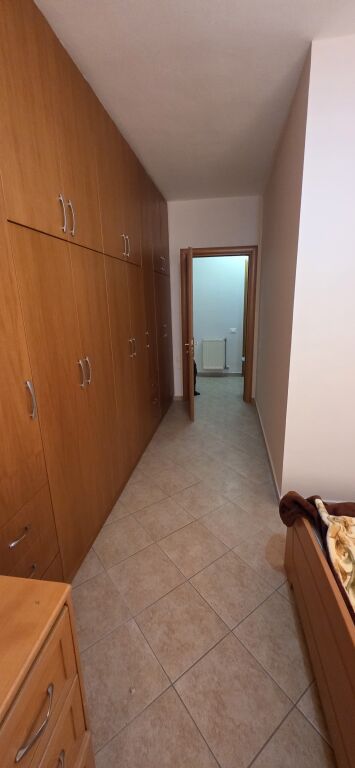 Affittasi 1+1 arredato, vicino a Kika 1 comune di Parisit, 550 mila leke