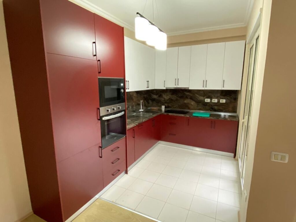 🏡 For rent 2+1   📍 Hamdi Sina Street, near the Dry Lake 🌿  📐 136 m² | 🛁 2 bathrooms | 🌅 2 balconies 🏢 3rd floor | 🪑 New modern furniture ❄️🔥 Heating–cooling system | 🌳 Lake view  💶 70,000 lek/month (net)