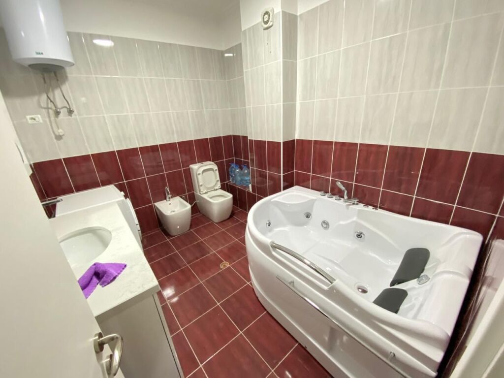🏡 For rent 2+1   📍 Hamdi Sina Street, near the Dry Lake 🌿  📐 136 m² | 🛁 2 bathrooms | 🌅 2 balconies 🏢 3rd floor | 🪑 New modern furniture ❄️🔥 Heating–cooling system | 🌳 Lake view  💶 70,000 lek/month (net)
